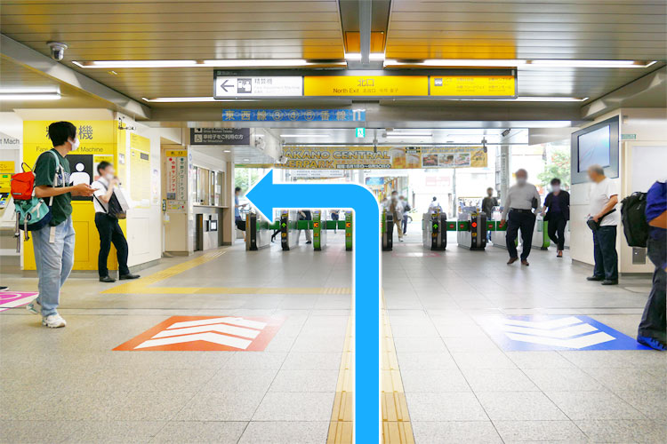1「中野」駅北口改札を出て左に曲がります。